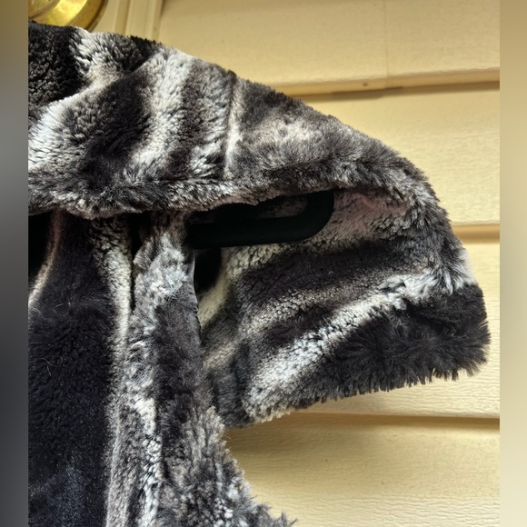 Tahari black/gray/white zebra pattern faux fur vest, waist tie, snap closure, M - Picture 3 of 11